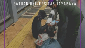 Resimen Mahasiswa Satuan Universitas Jayabaya melaksanakan kegiatan Pembagian Masker dan Makanan Kecil kepada masyarakat
